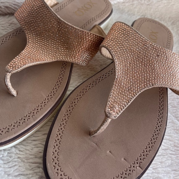 Xoxo Dorcie lightweight thong strap sandals - Picture 2 of 8